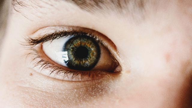 Farvede kontaktlinser – et nyt og spændende alternativ til briller